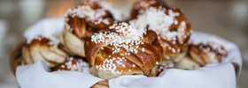 Nybakad kanelbulle.