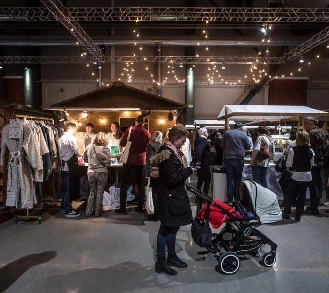 Personer som står vid försäljningsbodar