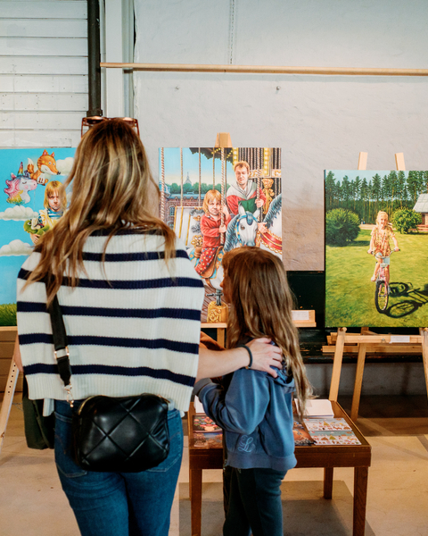 Bild på besökare som kollar på konst