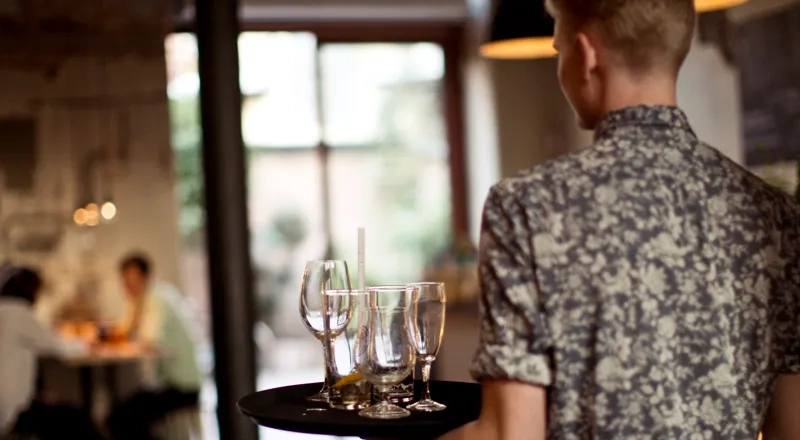 servitör på Kafé Magasinet