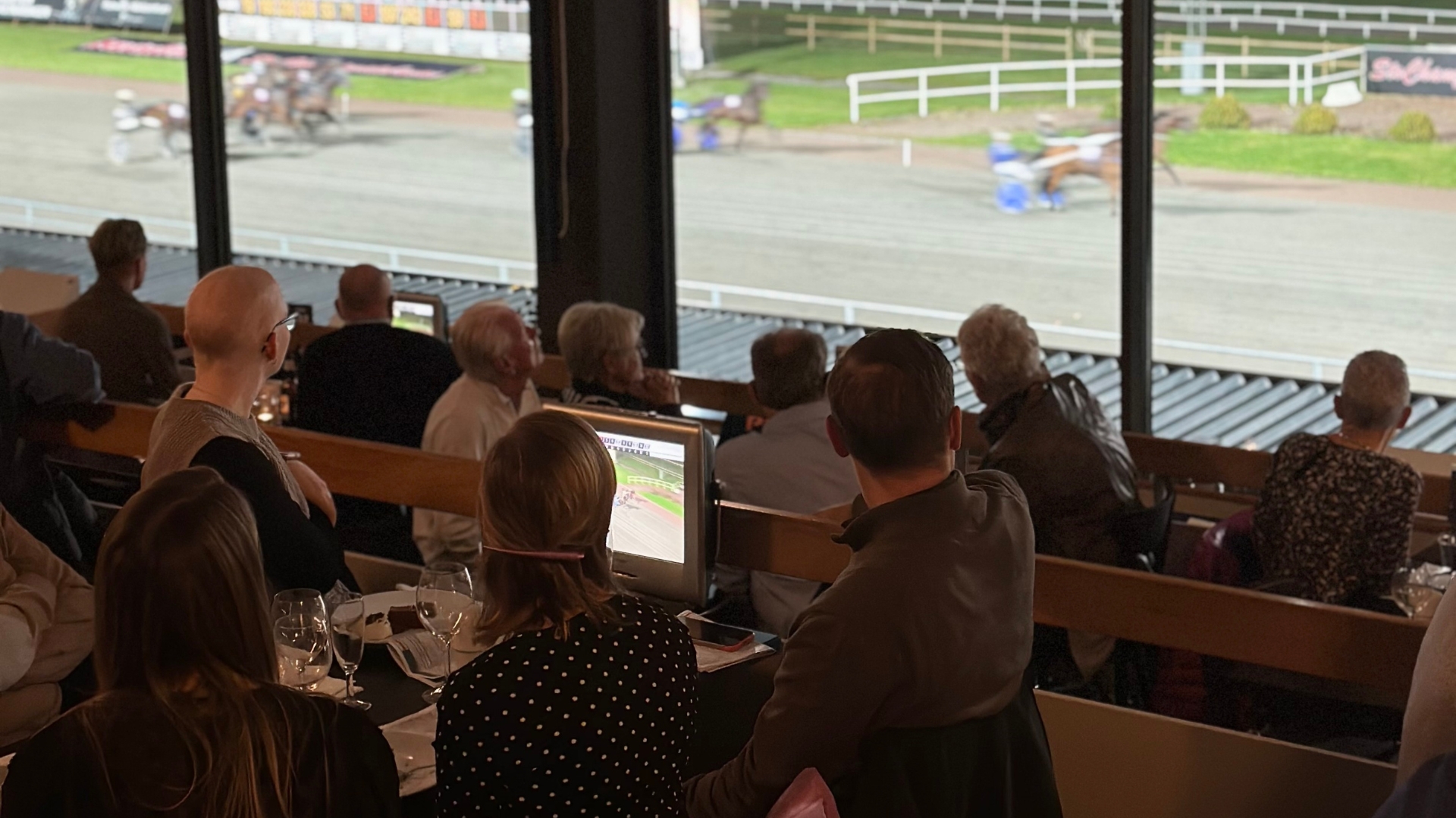 Musikquiz, trav och burgarbuffé