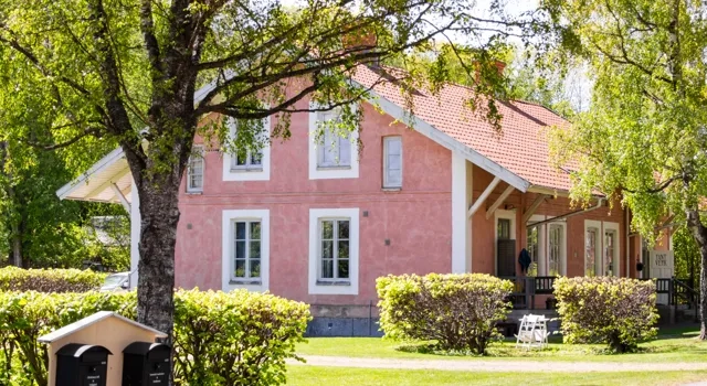 Falkängens hantverksby med historiska byggnader och grönskande omgivningar.