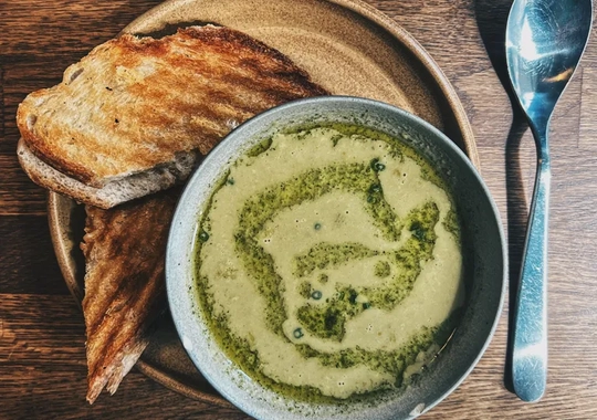 Mat och miljö på restaurang.