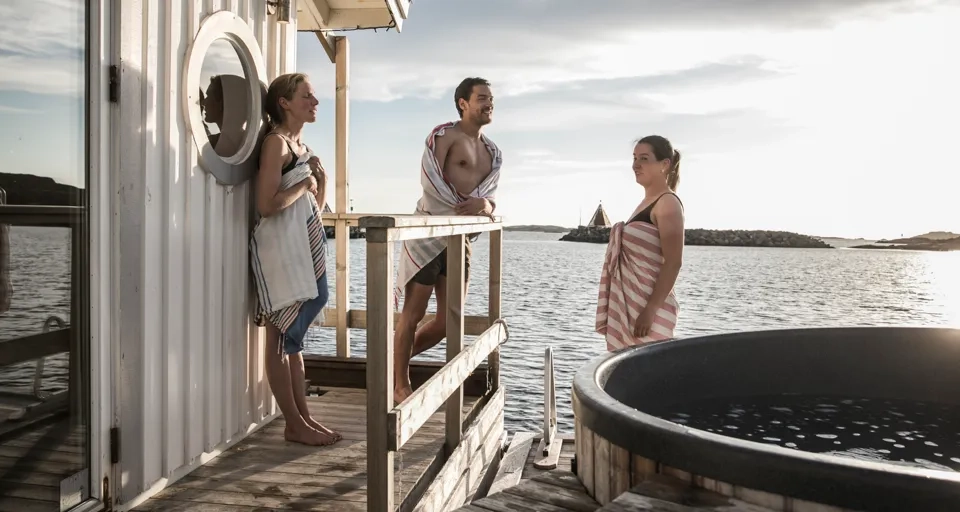 Människor njuter hos Kajkanten Vrångö