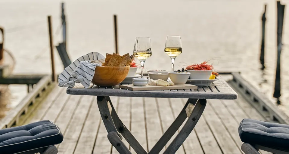 Dukat för två på brygga i Grönemad