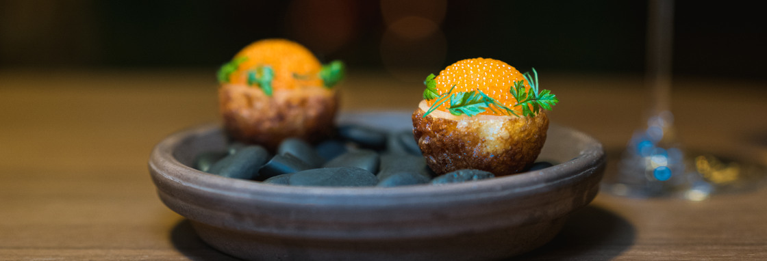 Maträtt upplagd på tallrik.