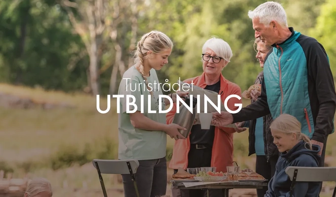 En grupp människor som står runt ett bord.