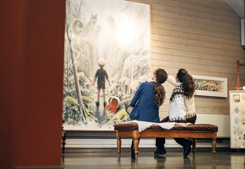 Två kvinnor besöker konsthallen hos Löfwings Atelje och Krog.