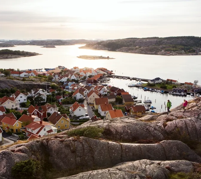En utsikt över en liten stad på en klippig strand.