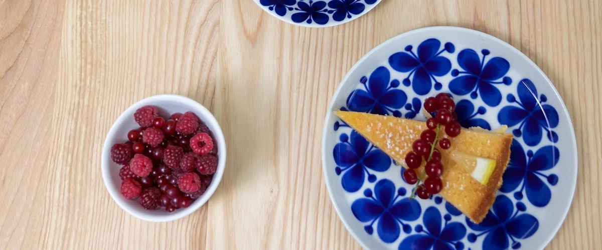 Kaka på Rörstrand-assiett.