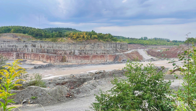 En utsikt över ett stenbrott.