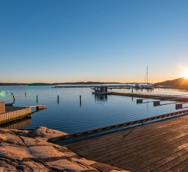 Vinterkväll vid Hotell Strana. Havsbastun ligger vid bryggan. Kallbad
