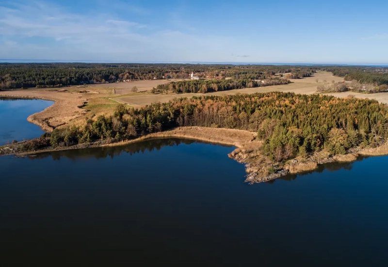 En flygbild över ett landskap en vik.