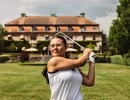 Golfspelare utanför Bjertorp Slott.