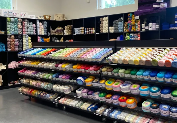En butik med ett stort utbud av olika typer av garner i olika färger.
