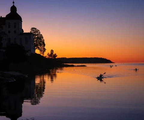 Flera paddlare i solnedgången under Läckö Kajakträff
