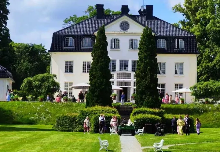 Exteriörbild av Baldersnäs Herrgård i vacker natur