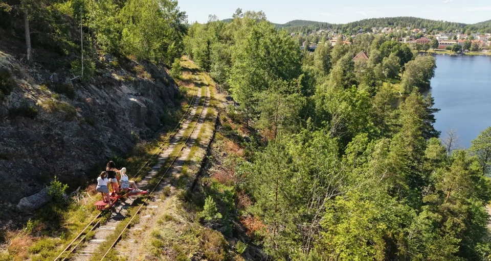Människor som trampar dressin.