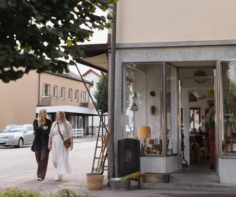 Några personer som går framför en byggnad.