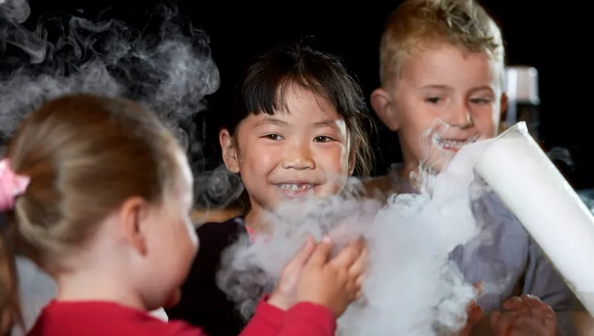 barn som står bredvid ett rör som ryker