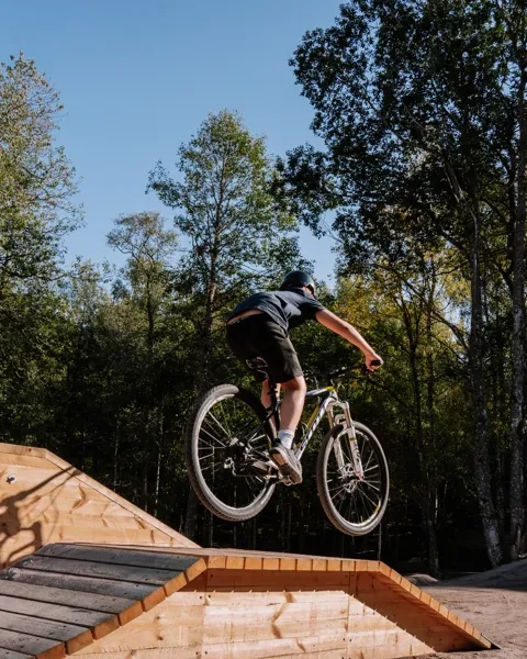 Ein Mann fährt mit einem Fahrrad eine Rampe hinauf.