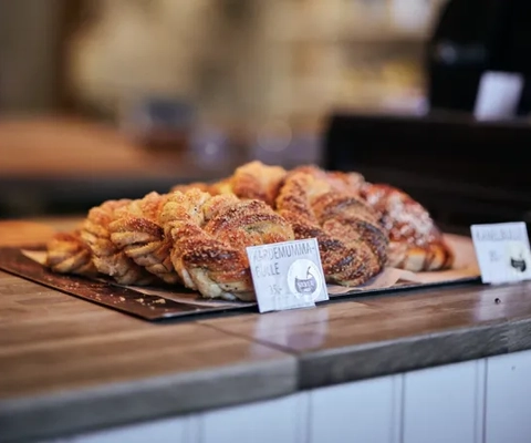 En massa mat som står på ett bord.