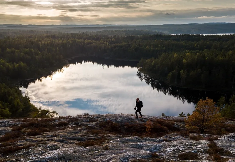 En man som vandrar på Sörknatten i Dalsland.