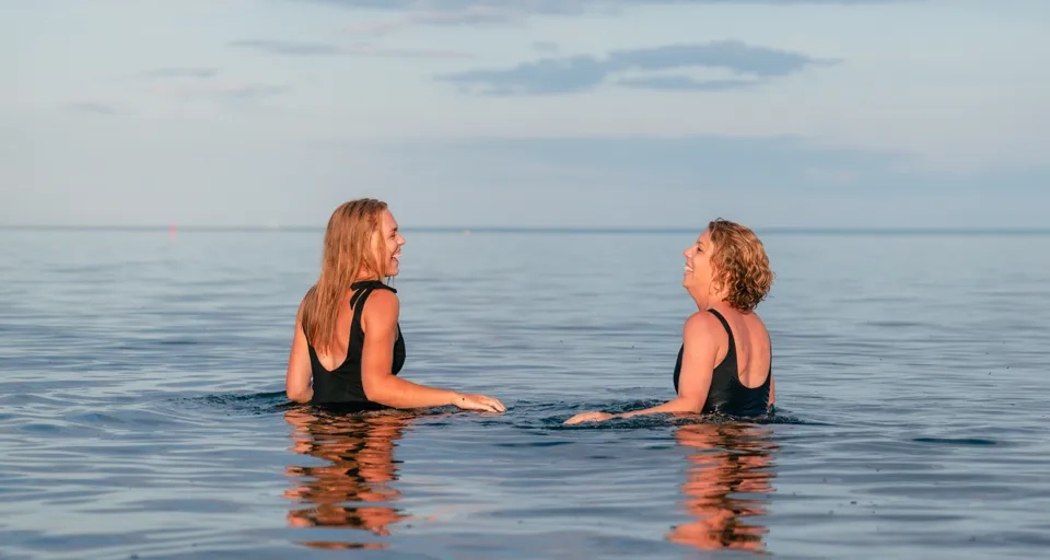 Några kvinnor sitter på toppen av ett vattendrag.