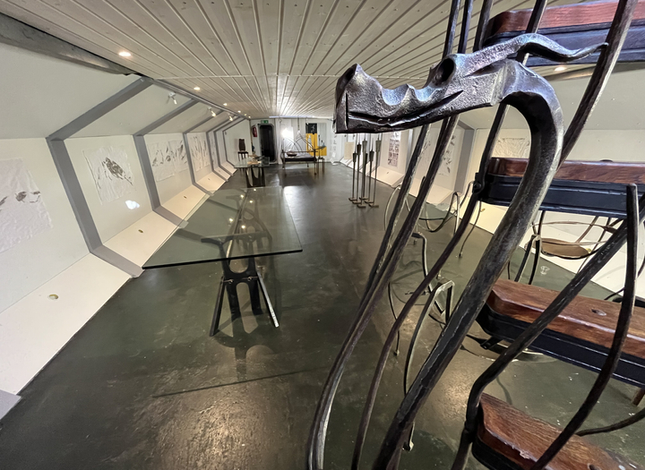 Drakhuvud, detalj från smidestrappan av Berth Johansson i Klaras galleri.