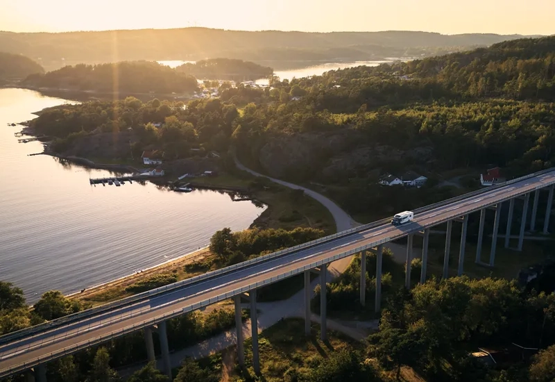 Husbil i vackert solljus.