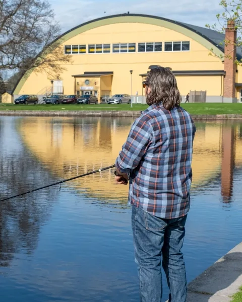 En man som fiskar vid Tidan i centrum.
