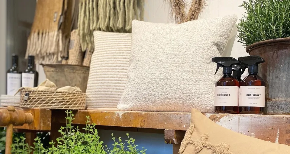 Attareds Blomster, gårdsbutik, interiör med kuddar, växter mm