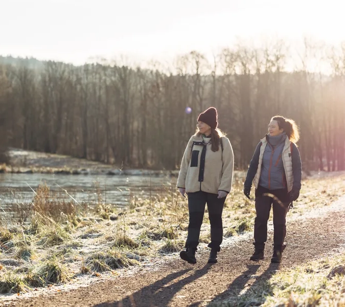Två kvinnor vandrar på Rosenstigen.