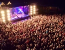 Konsert med stor publik framför en scen