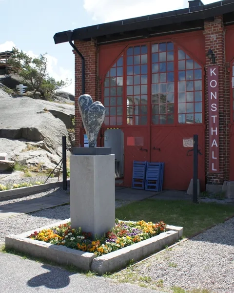 Utsidan av konsthallen Lokstallet med flera skulpturer utanför byggnaden.