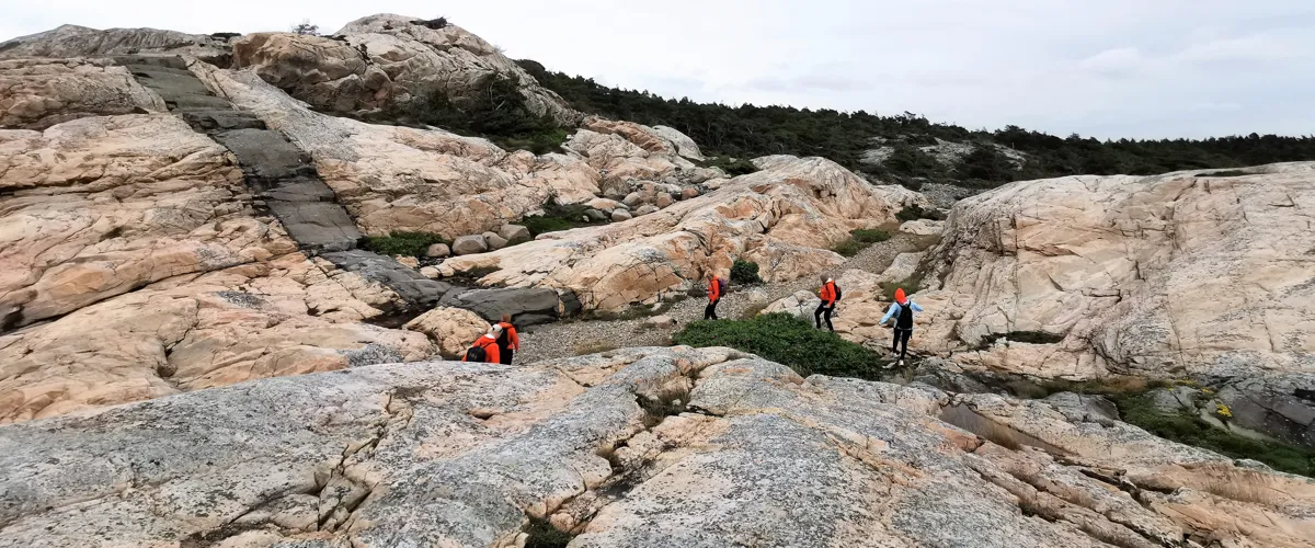 Granitklippor, diabas och klapper på Saltö