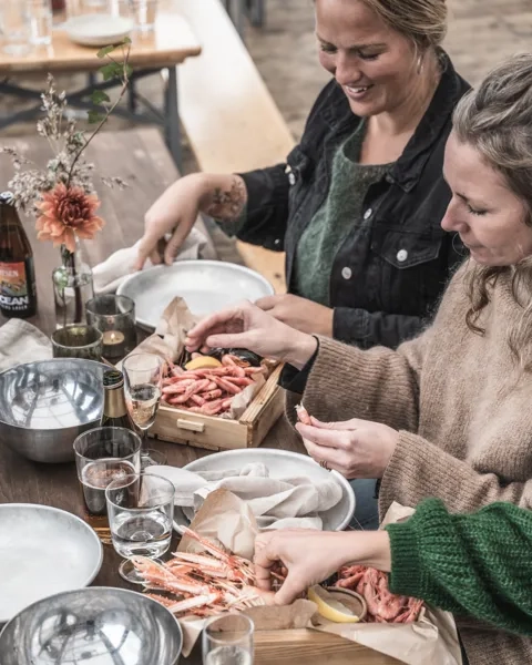 Människor njuter av Hamnkrogen Lotsen