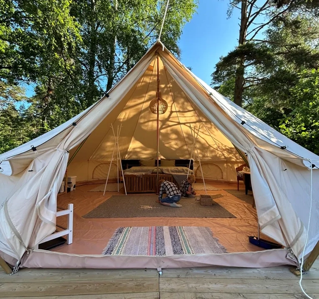 Öppet möblerat glampingtält