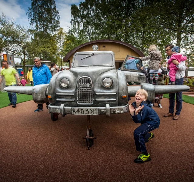 Barn som leker på en lekplats