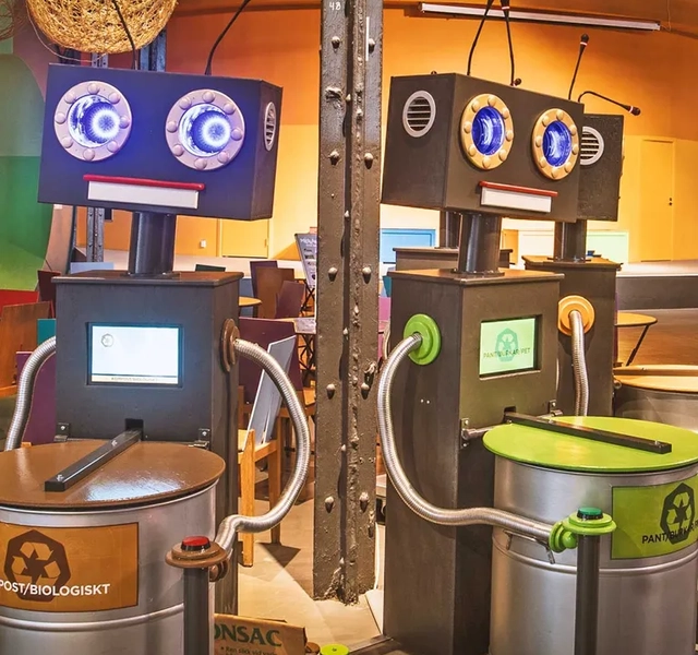 En massa maskiner som finns i ett rum.