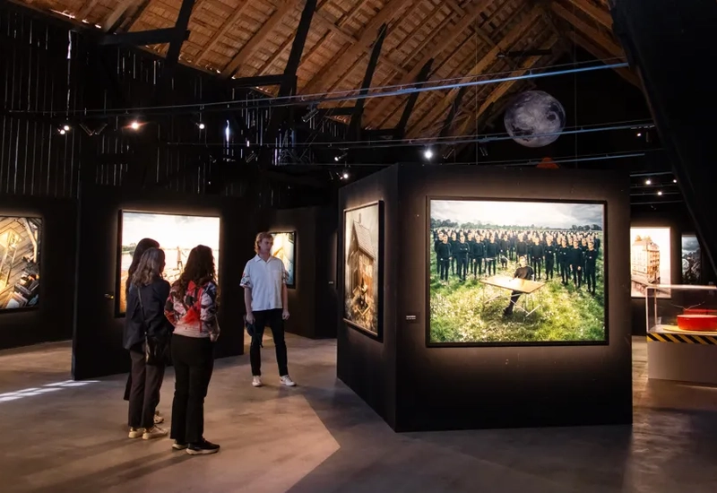 Galleriutrymme med konstverk hos Svenstorp Art Center.