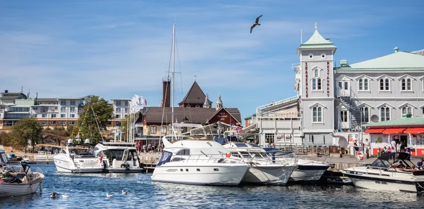 Strömstads gästhamn med historiska byggnader som kulturhuset Skagerack och badhuset.