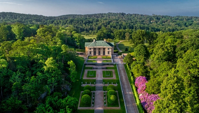 Vacker drönarbild över ett somrigt och grönt Gunnebo slott