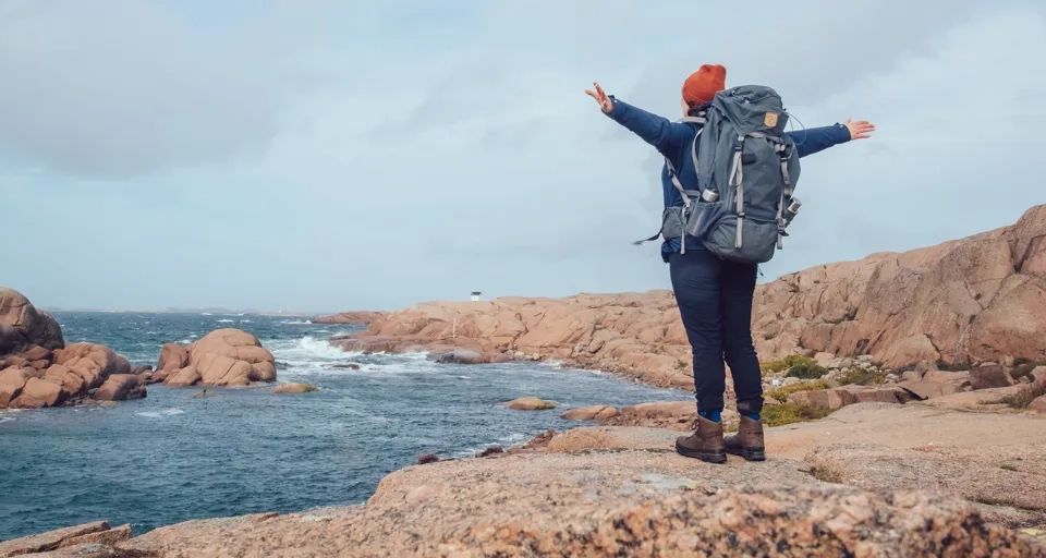 Kvinna som vandrar Kuststigen genom Lysekil