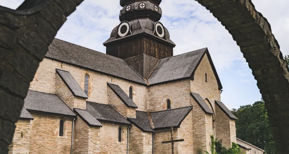 Varnhems klosterkyrka syns genom ett stenvalv.
