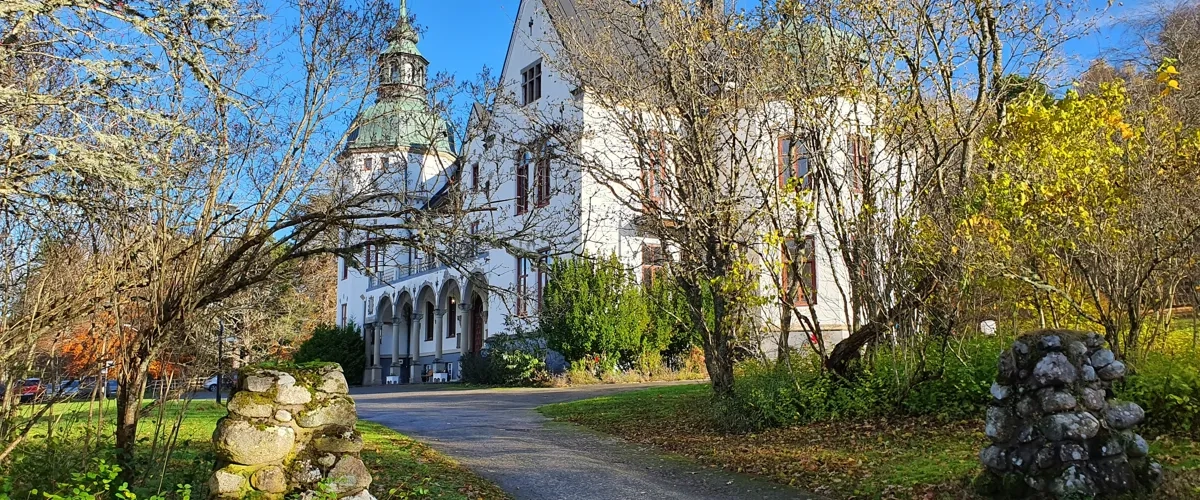 En stor vit byggnad med ett torn på toppen.