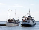 M/S Marianne och M/S Bellevue möts i inloppet till Göta kanal.