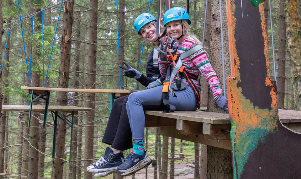 Ungdomar på höghöjdsklättring i träden på Hafsten Resort & Camping