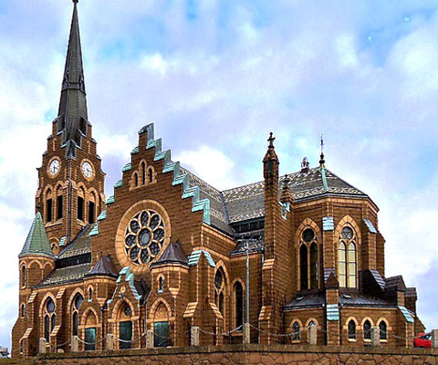 En stor kyrka med ett torn och ett klocktorn.