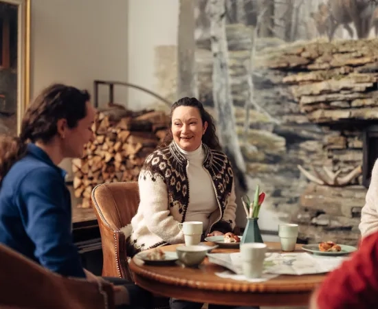 Grupp av människor njuter av en fika hos Löfwings Ateljé & Krog.